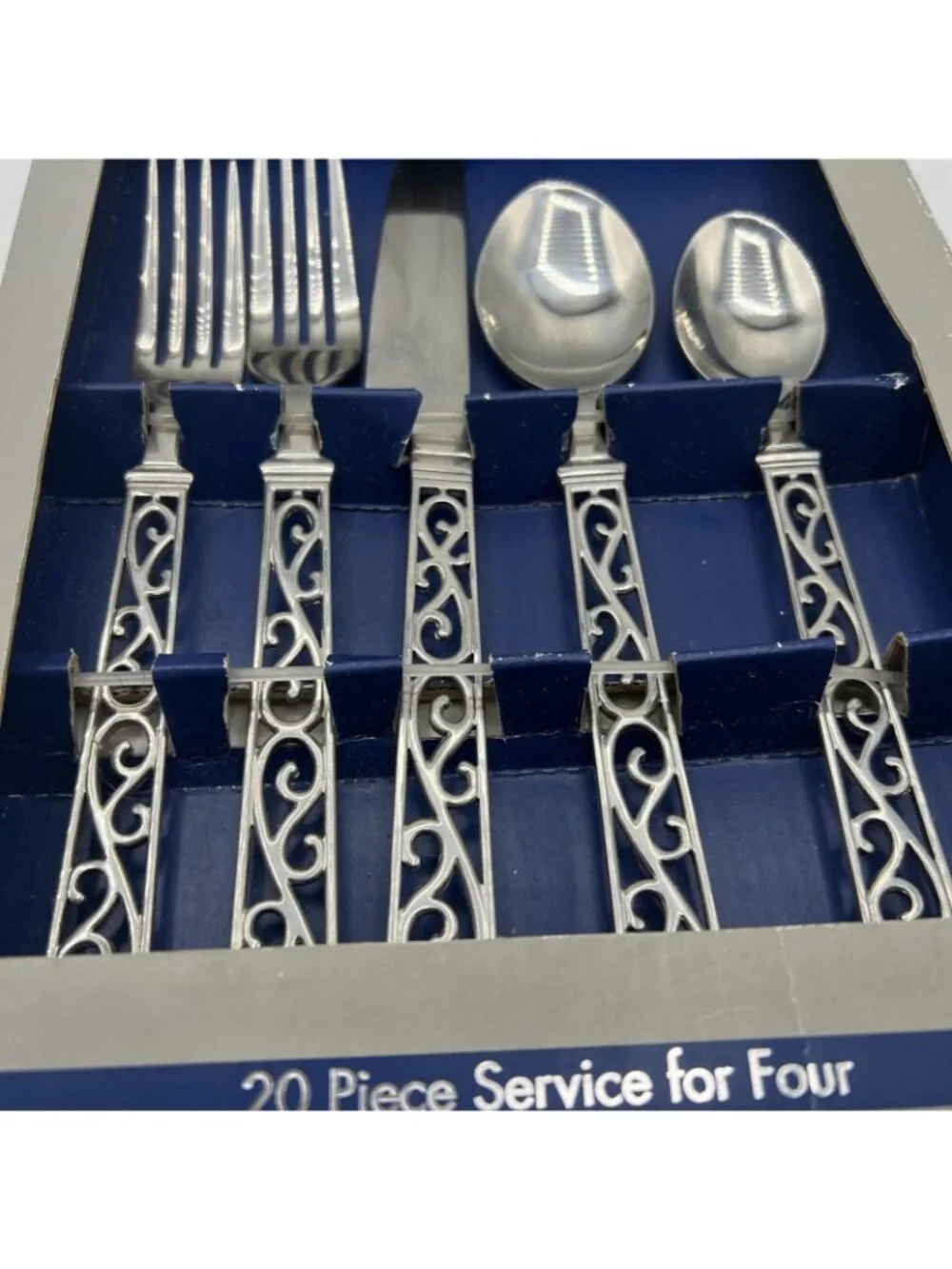 Cambridge Silversmiths Lyon Flatware 20 Piece Service for 4 Fork Knife Spoon